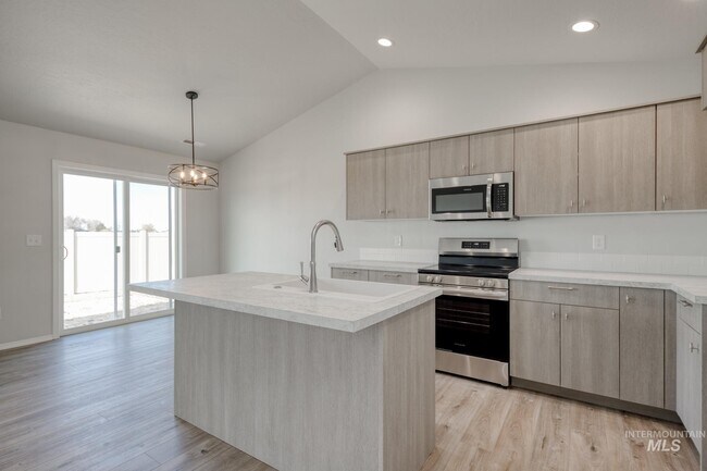 2127 N 8th St E, Mountain Home, ID 83647 - photo 4