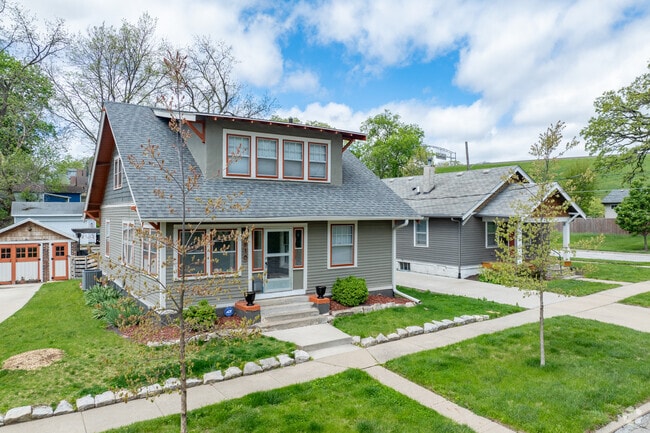 Traditional and American Craftsman bungalows are common in Woodland Heights.