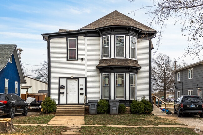 There are a few victorian-era homes throughout Emporia as well.