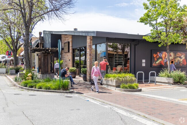 Downtown Menlo Park is easily reached by residents of Menlo Oaks.