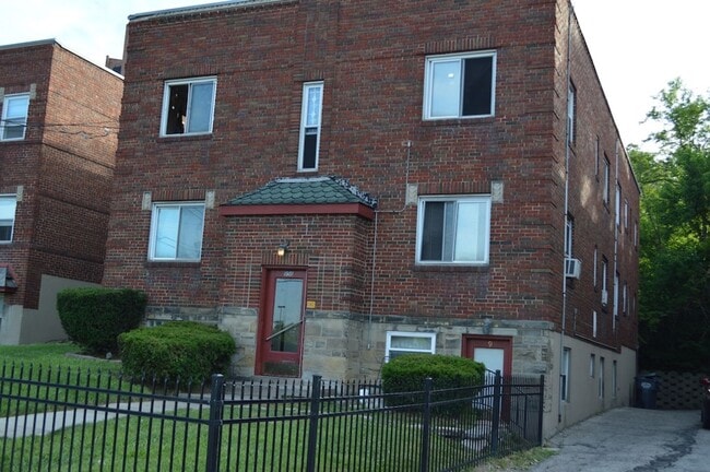 956 Ludlow Ave unit 956-08, Cincinnati, OH 45220 - photo 3