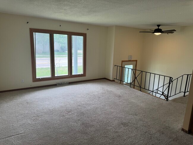 2107 Tanglefoot Ln, Bettendorf, IA 52722 - photo 3