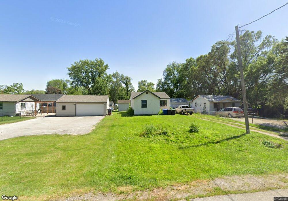 1675 E Leach Ave, Des Moines, IA 50320 - photo 1