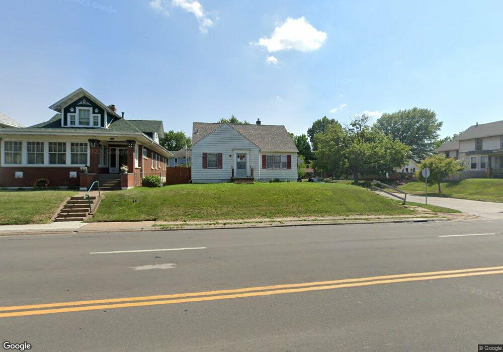 827 W Locust St, Davenport, IA 52804 - photo 1