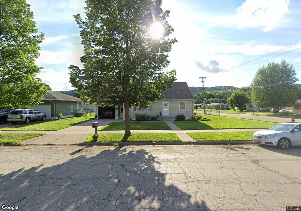 319 N Walnut St, La Crescent, MN 55947 - photo 1