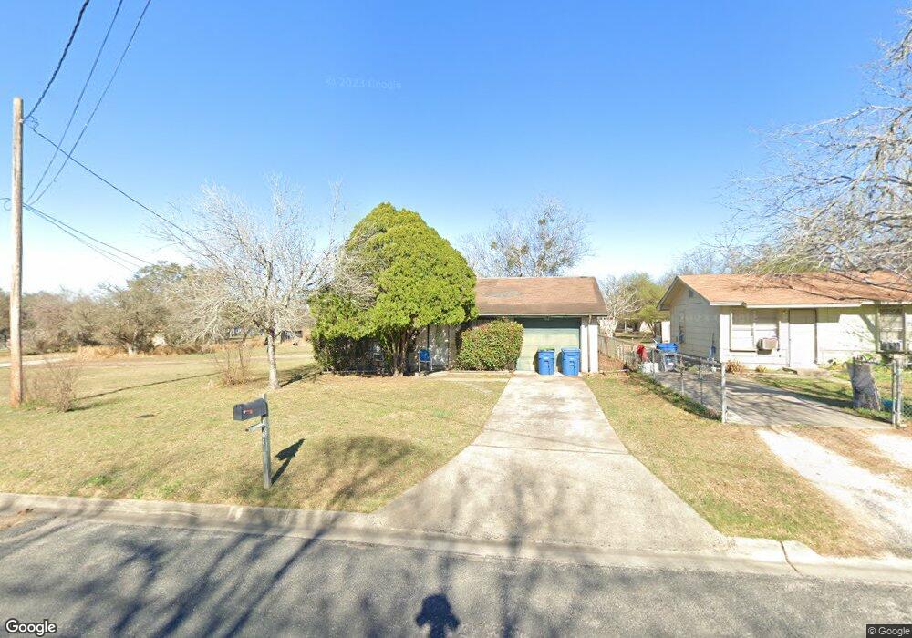 610 W Randall St, Beeville, TX 78102 - photo 1