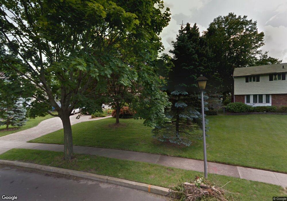 8 Parkview Dr, ComMacK, NY 11725 - photo 1