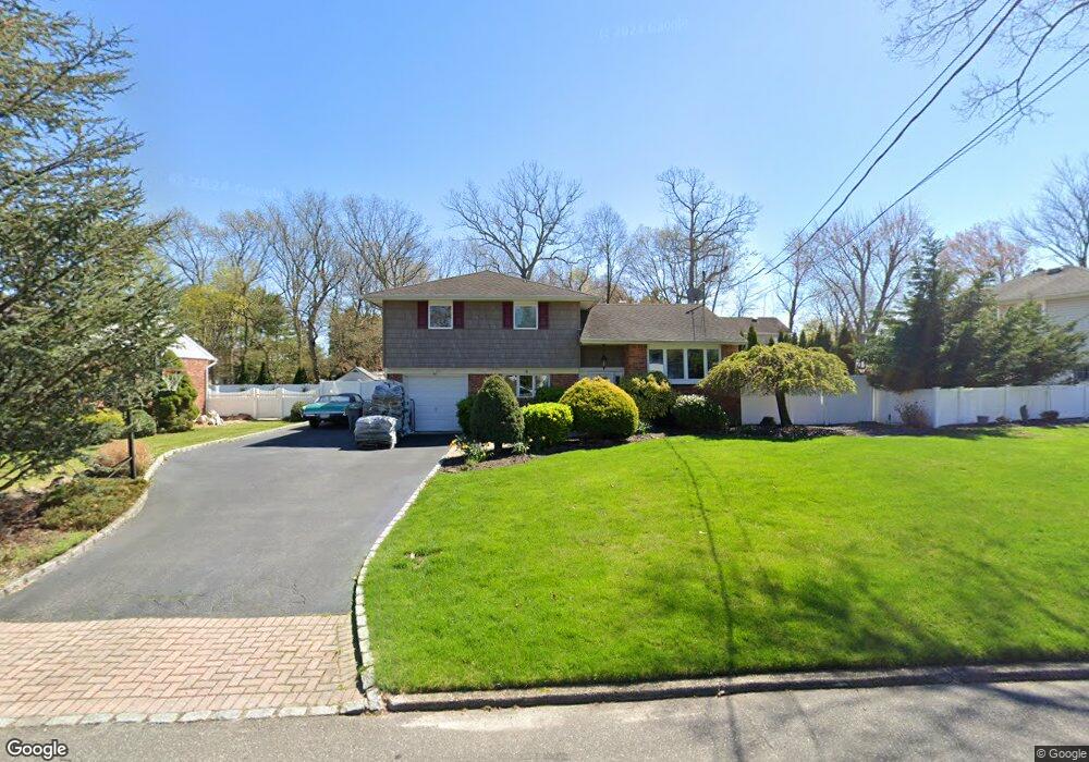 4 Radcliffe Rd, ComMacK, NY 11725 - photo 1