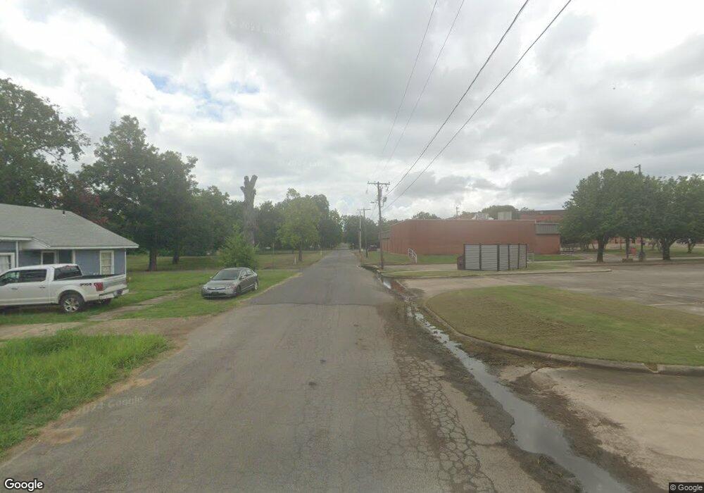 706 N 3rd St, Hugo, OK 74743 - photo 1