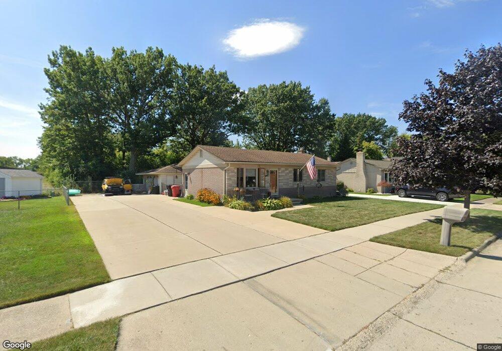 16834 E Pointe Dr, Roseville, MI 48066 - photo 1