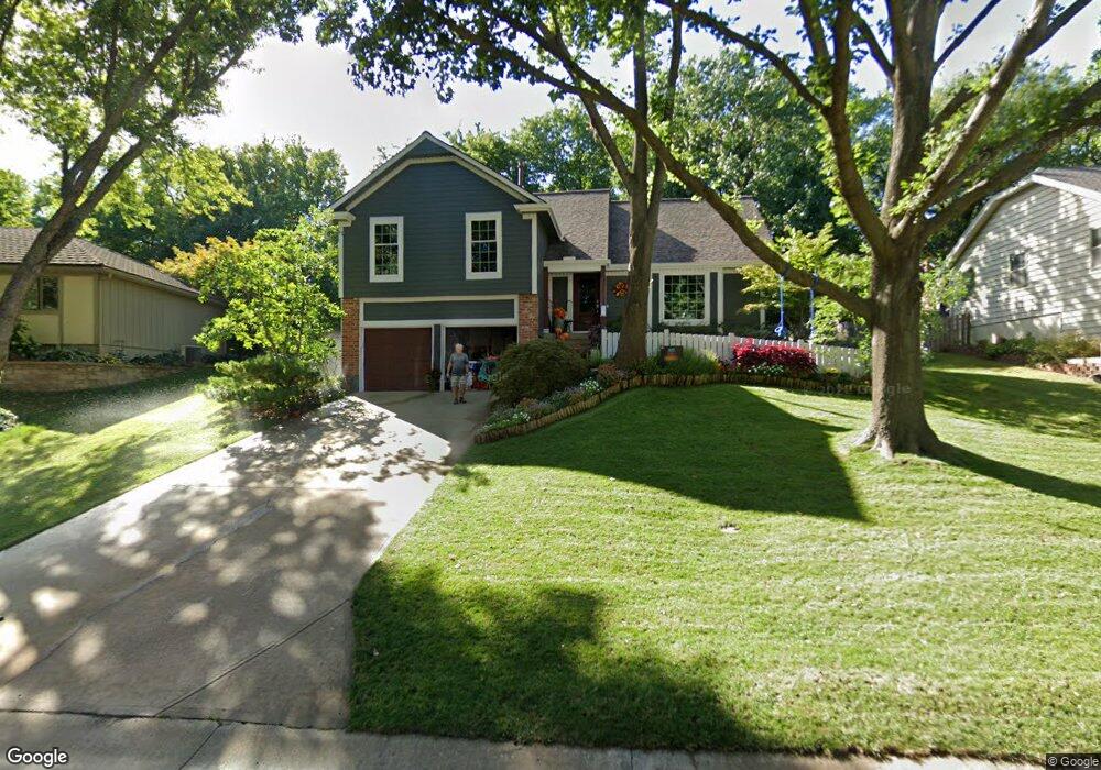 6812 Oakview St, Shawnee, KS 66216 - photo 1