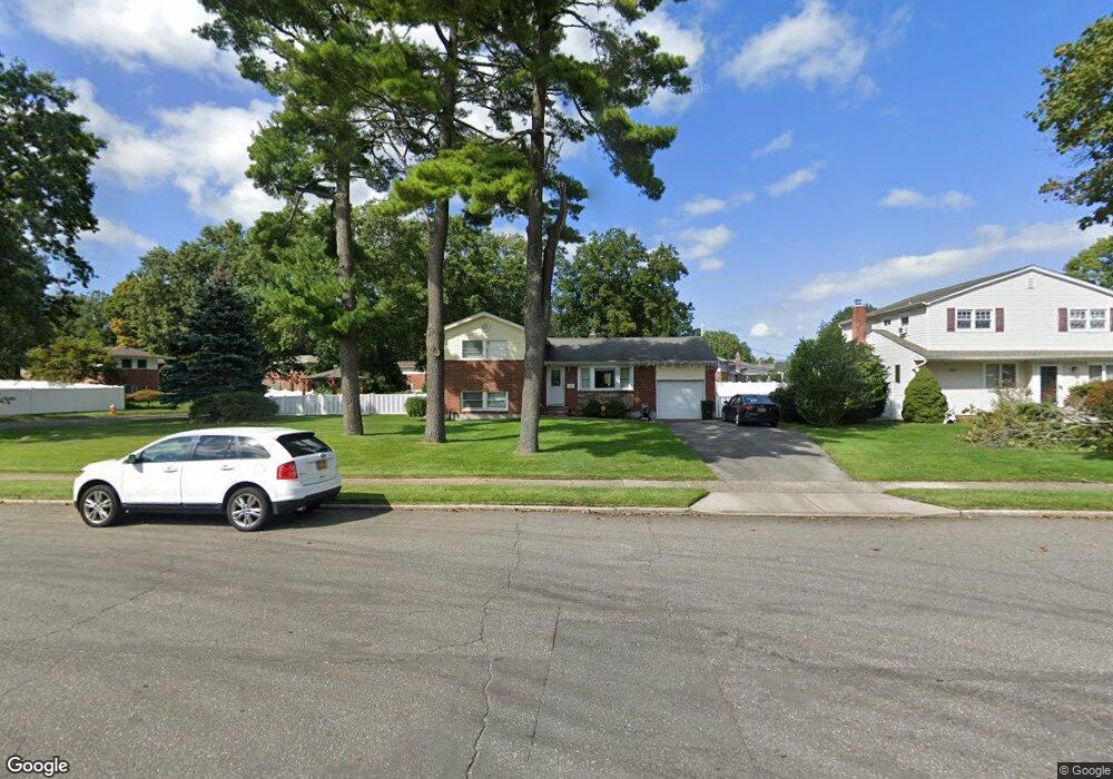 17 Genesee Dr, ComMacK, NY 11725 - photo 1