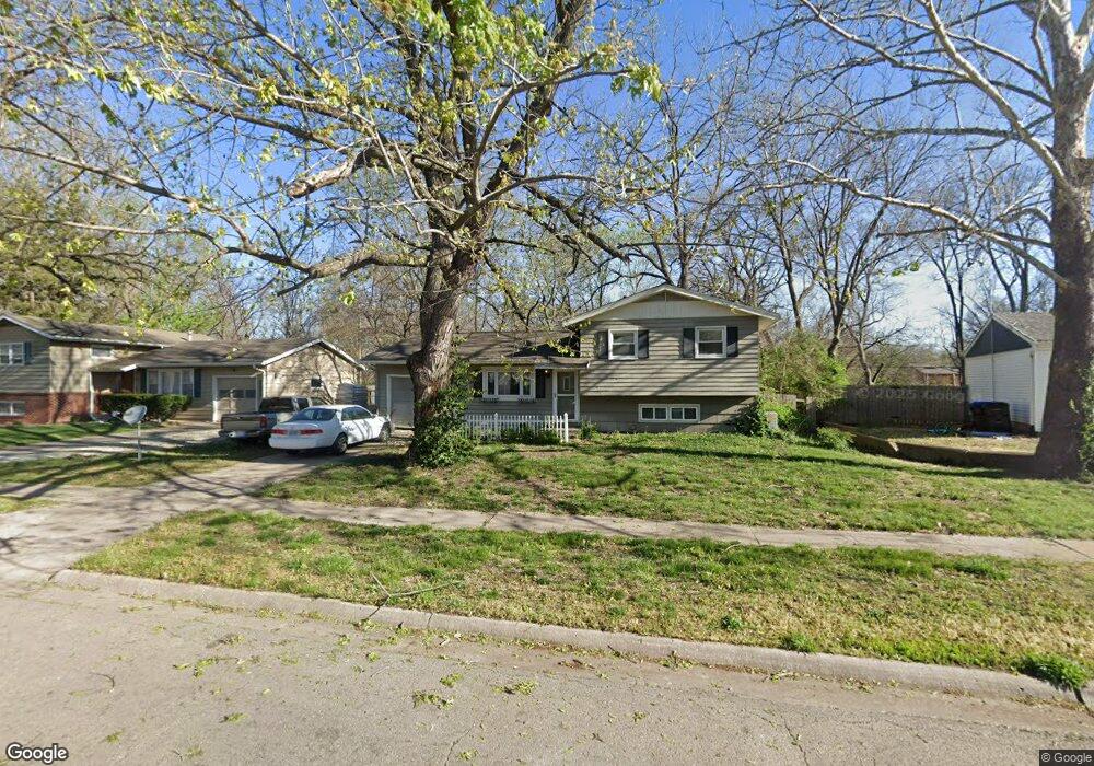 4824 SW 28th St, Topeka, KS 66614 - photo 1