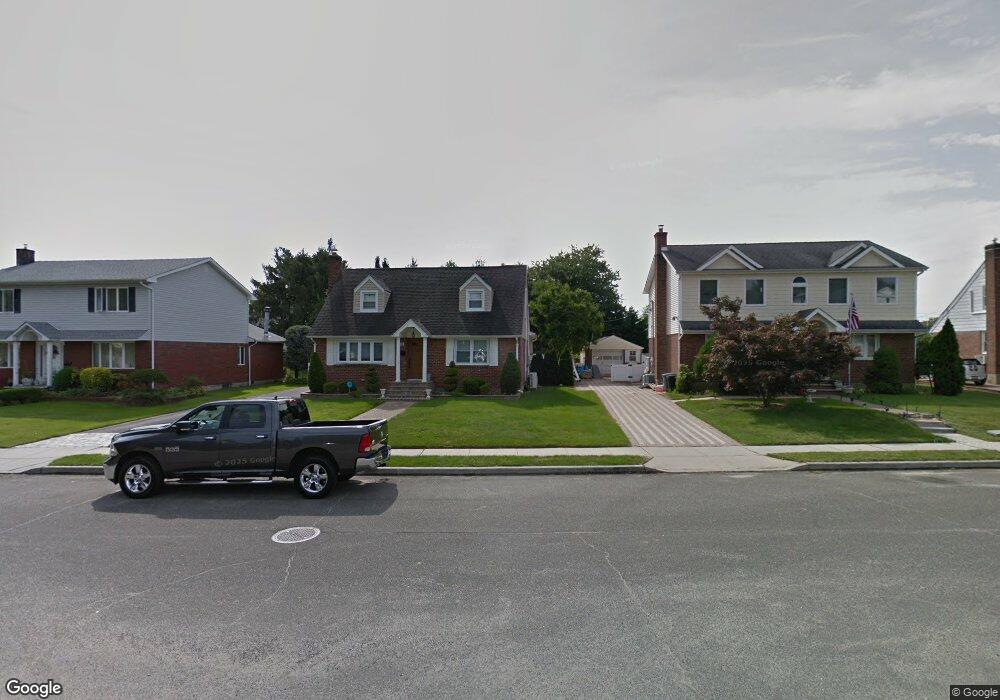 1034 Maple Ln, New Hyde Park, NY 11040 - photo 1