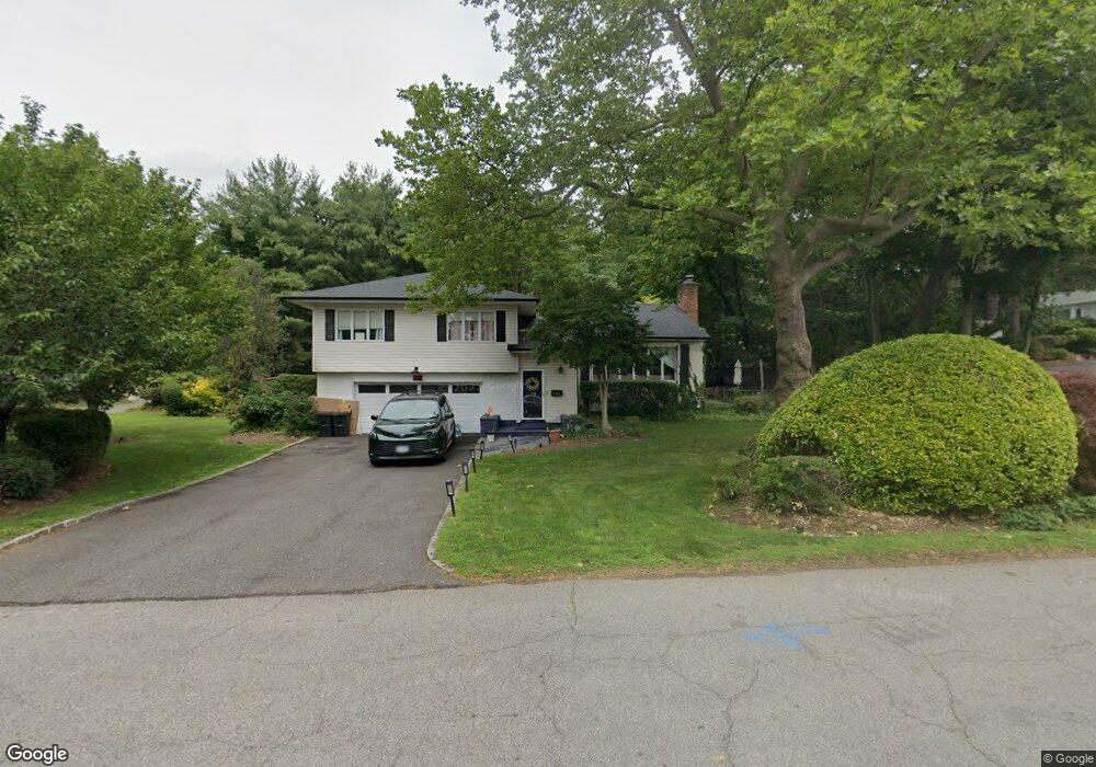 121 Pinewood Rd, Manhasset, NY 11030 - photo 1