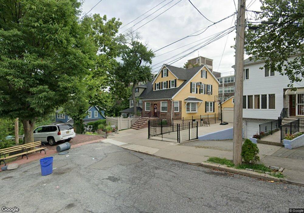 19 Harbor View Ct, Staten Island, NY 10301 - photo 1