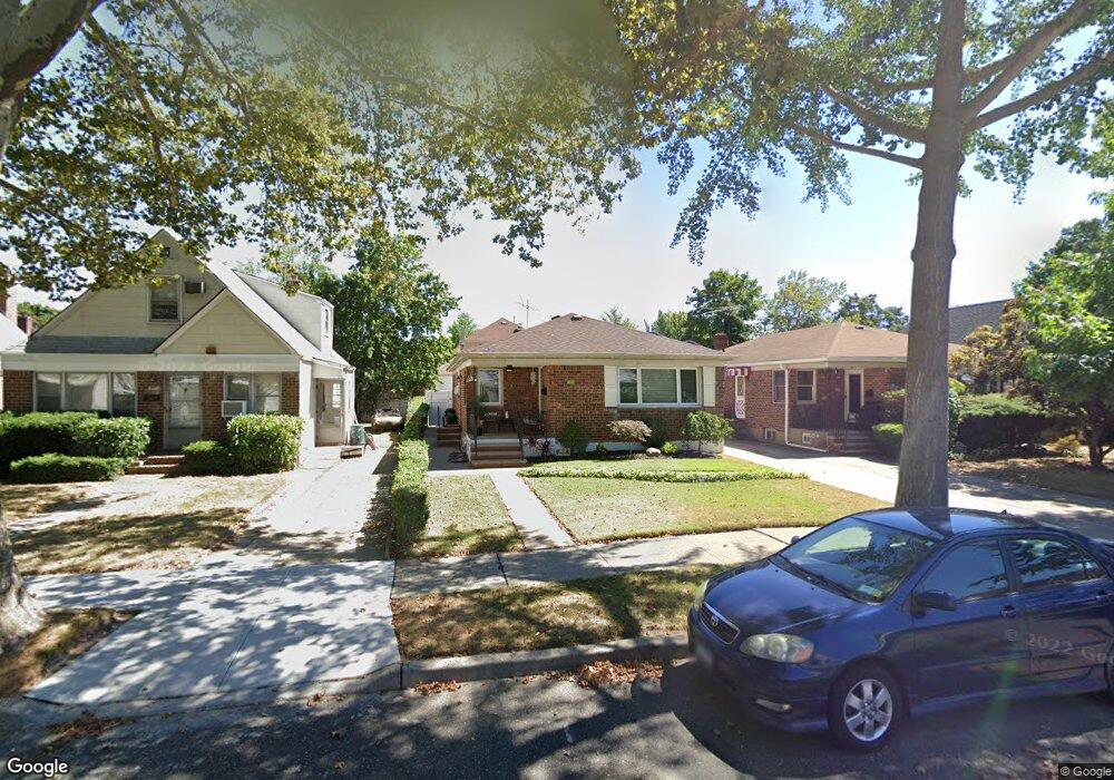 7827 265th St, Glen Oaks, NY 11004 - photo 1