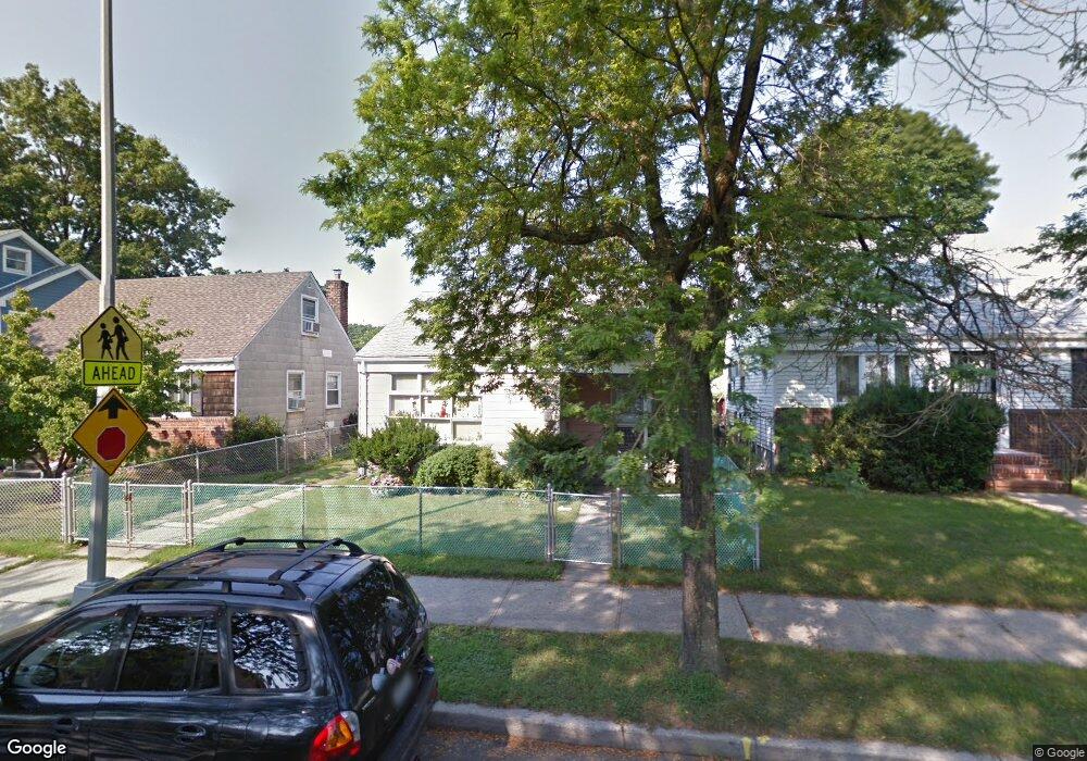 7950 262nd St, Glen Oaks, NY 11004 - photo 1