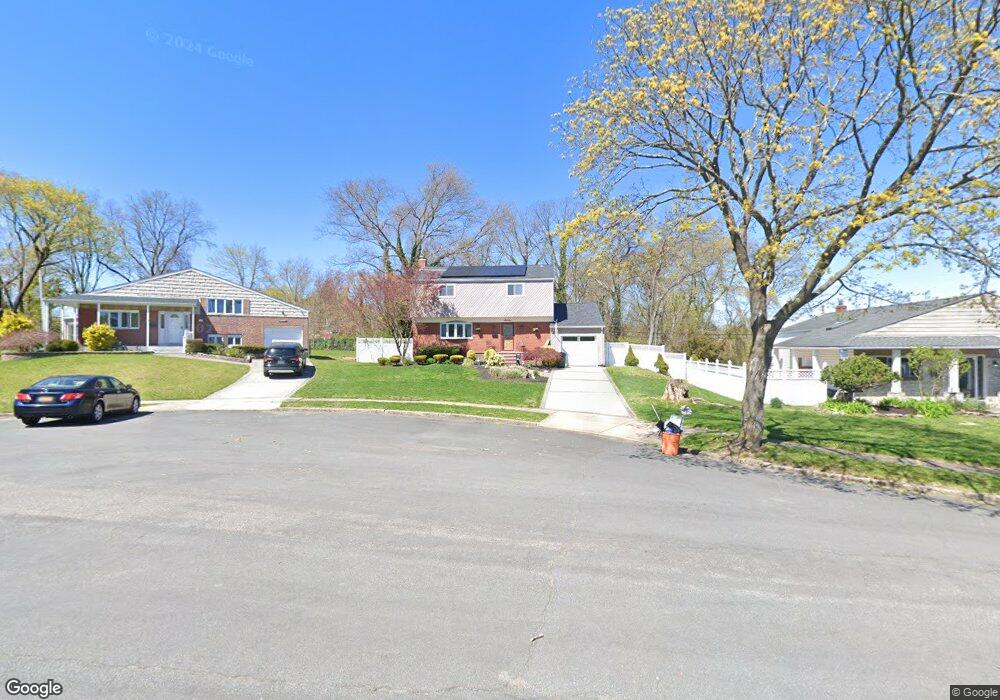 16 Northrop Ct, ComMacK, NY 11725 - photo 1