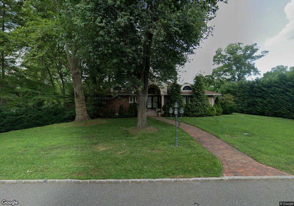 13 Woodcrest Rd, Great Neck, NY 11024 - photo 1