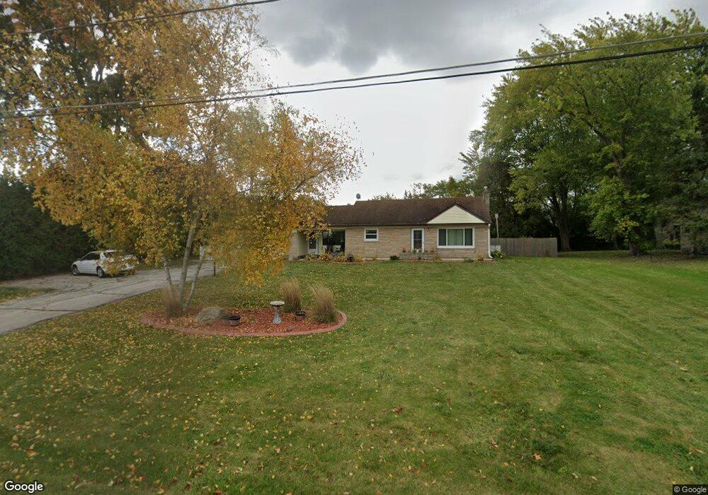 N69W13359 Harding Dr, Menomonee Falls, WI 53051 - photo 1