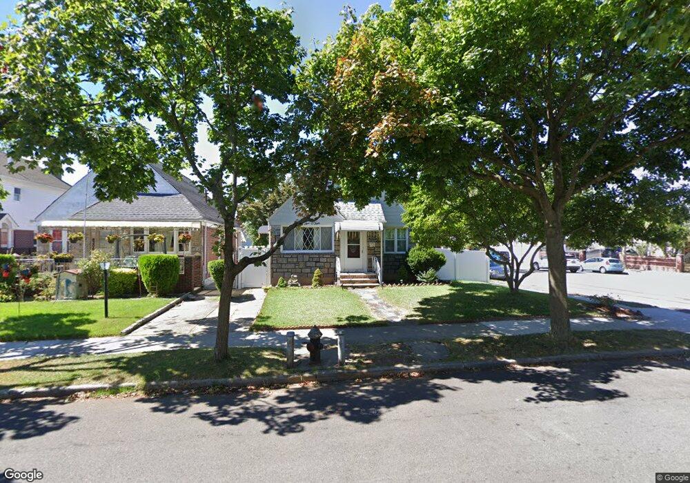 8204 259th St, Glen Oaks, NY 11004 - photo 1