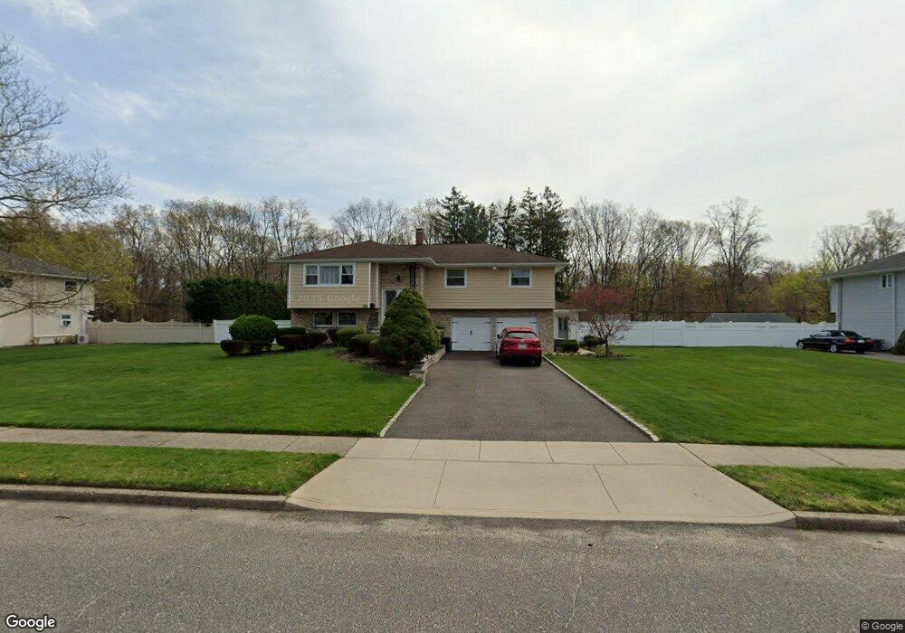 133 Hayrick Ln, ComMacK, NY 11725 - photo 1