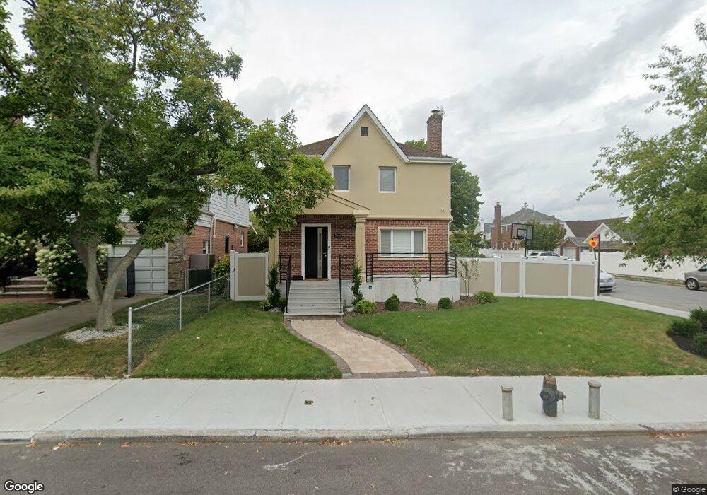 7604 176th St, Fresh Meadows, NY 11366 - photo 1