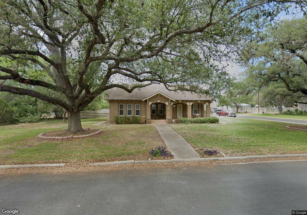 211 E Huntington St, Beeville, TX 78102 - photo 1