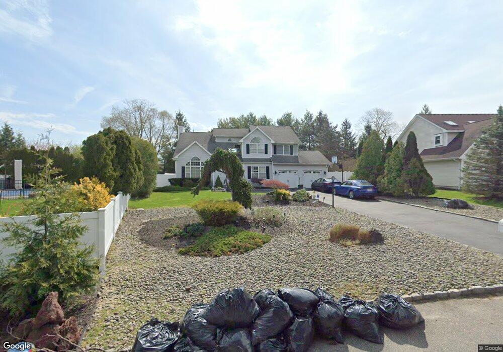 3 Tecumseh Ct, ComMacK, NY 11725 - photo 1