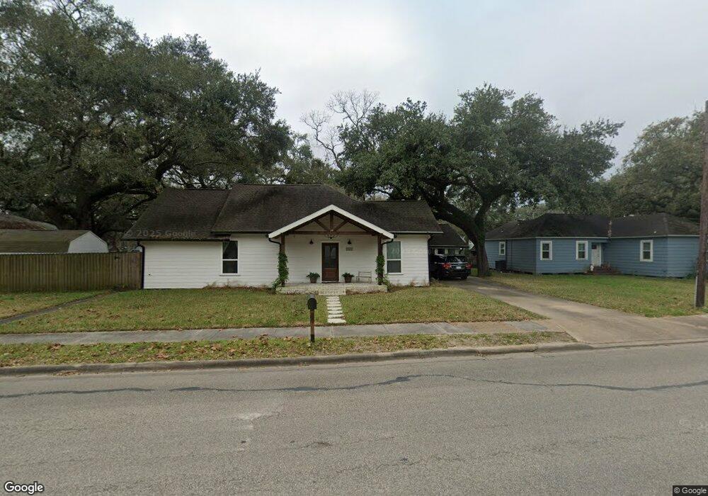 909 W Sealy St, Alvin, TX 77511 - photo 1