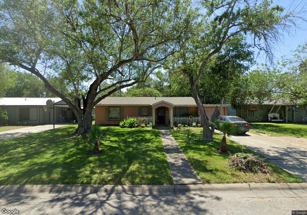 1002 E Hutchinson St, Beeville, TX 78102 - photo 1