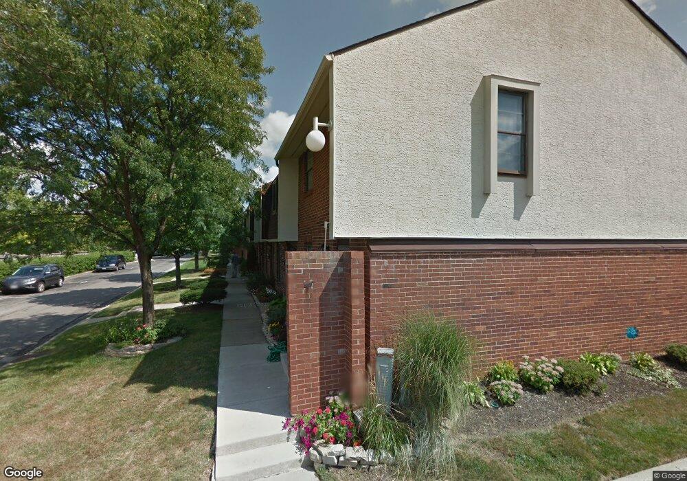 1952 Willoway Cir S, Columbus, OH 43220 - photo 1