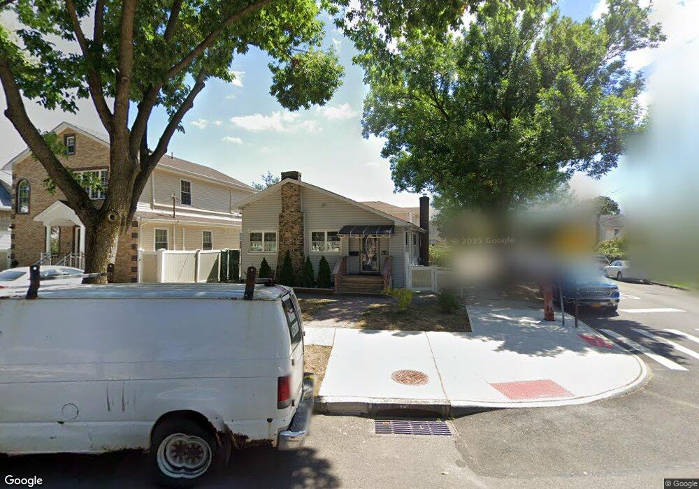 26002 E Williston Ave, Floral Park, NY 11001 - photo 1