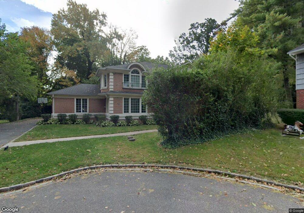 12 Pickwood Ln, Great Neck, NY 11024 - photo 1