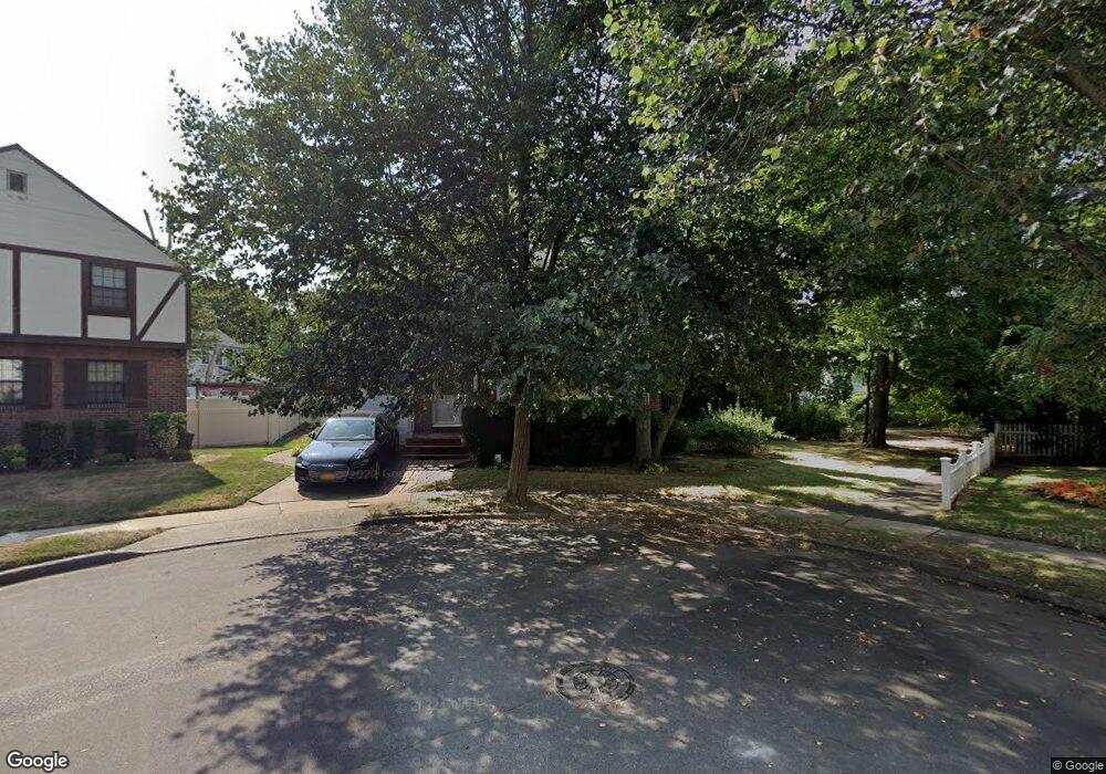 27 Catalpa Ln, Valley Stream, NY 11581 - photo 1