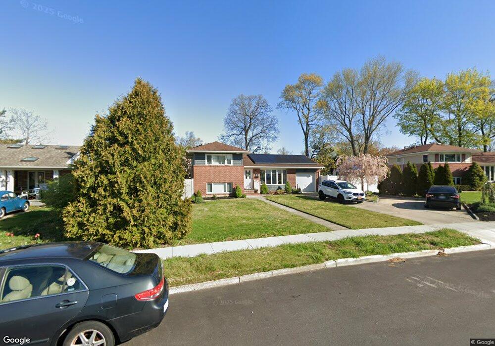 17 Saratoga St, ComMacK, NY 11725 - photo 1