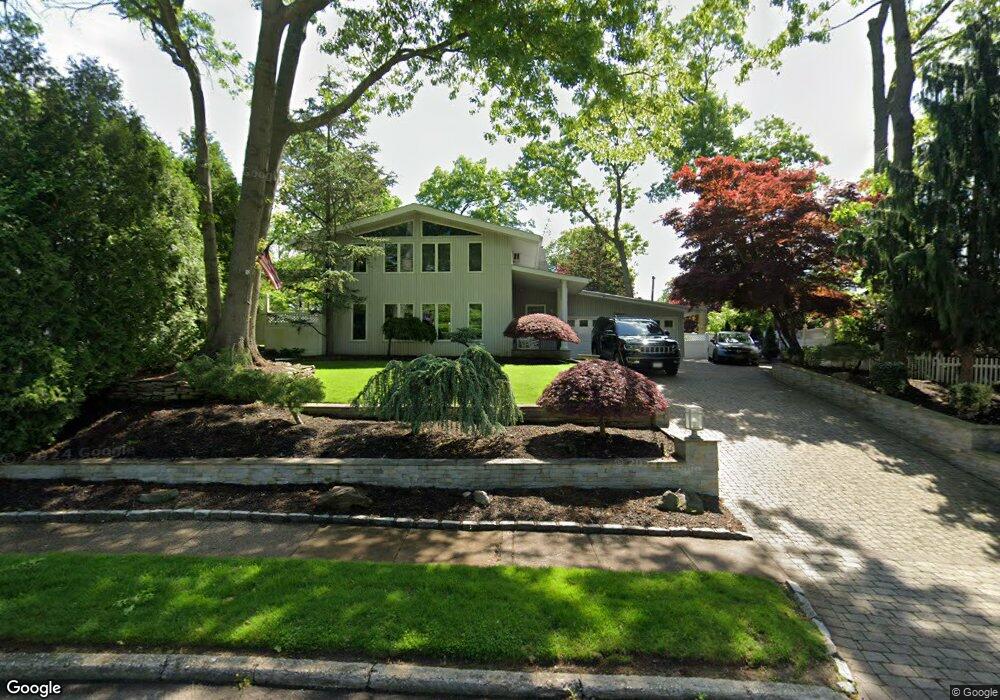 18 Horseshoe Ln, ComMacK, NY 11725 - photo 1