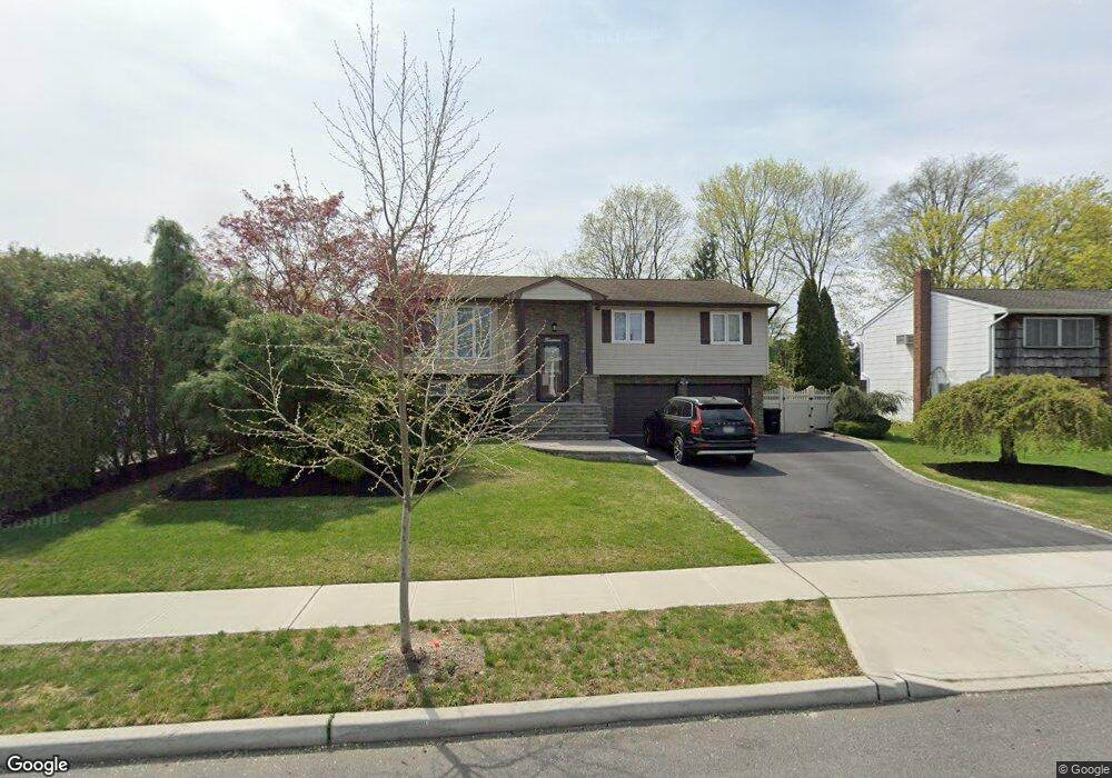 14 Splitrail Place, ComMacK, NY 11725 - photo 1
