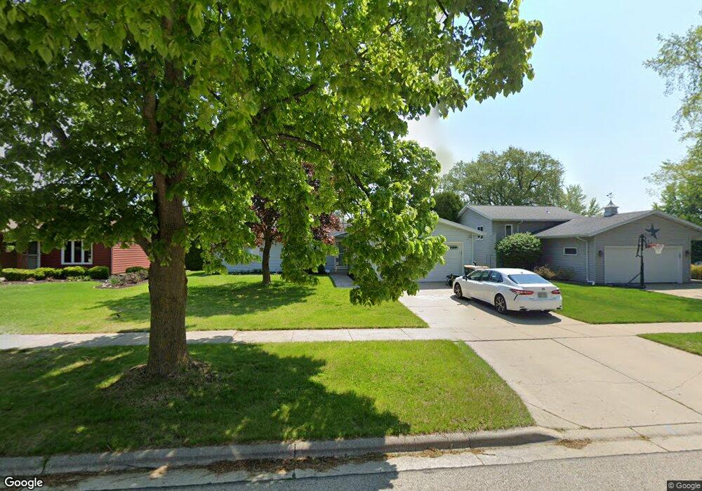 819 Villa Park Dr, West Bend, WI 53090 - photo 1