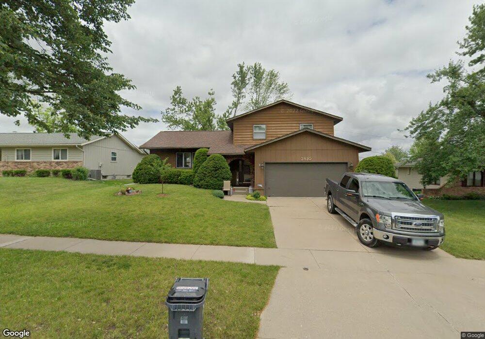 2810 Falcon Dr NE, Cedar Rapids, IA 52402 - photo 1