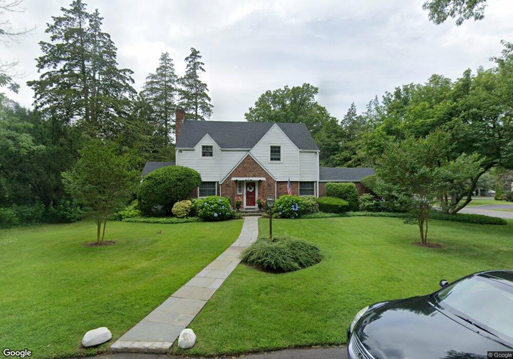 8 Oakwood Ln, Manhasset, NY 11030 - photo 1