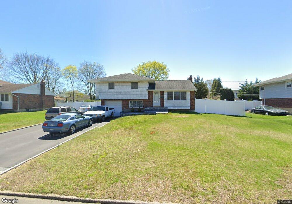 28 Violet Ln, ComMacK, NY 11725 - photo 1