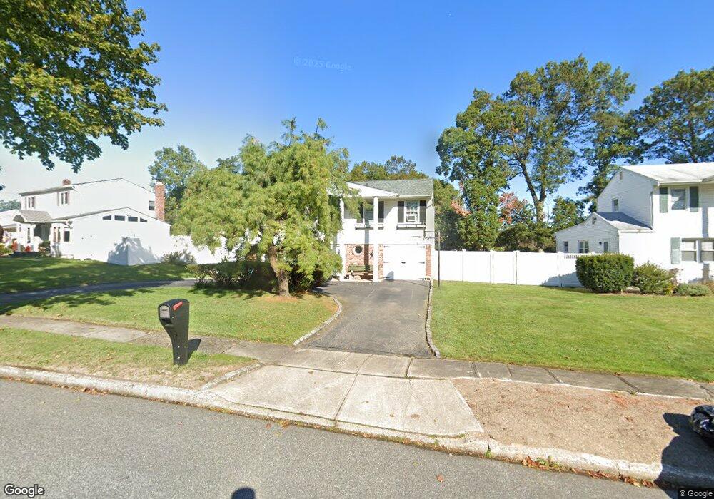 5 Wesleyan Rd, ComMacK, NY 11725 - photo 1