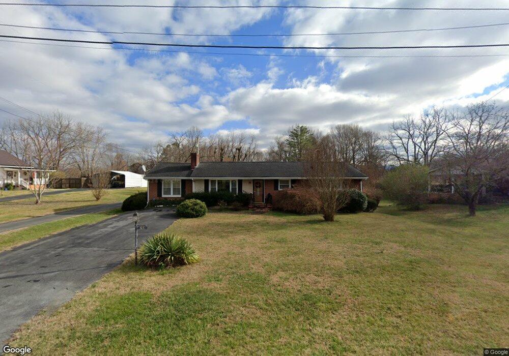 702 Hiwassee Hill Dr, Johnson City, TN 37601 - photo 1