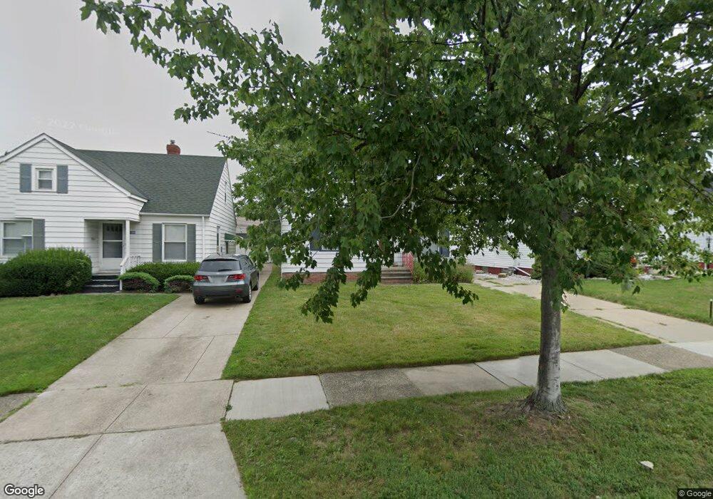 21513 Gardenview Dr, Maple Heights, OH 44137 - photo 1