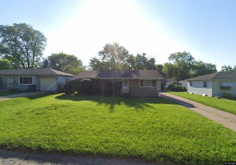 2701 Cypress Dr, Bettendorf, IA 52722 - photo 1