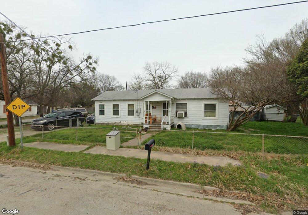 1608 W 11th Ave, Corsicana, TX 75110 - photo 1