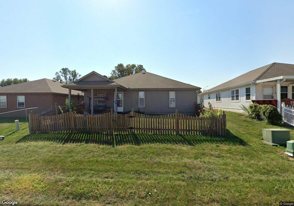 602 Sun Dr, Raymore, MO 64083 - photo 1