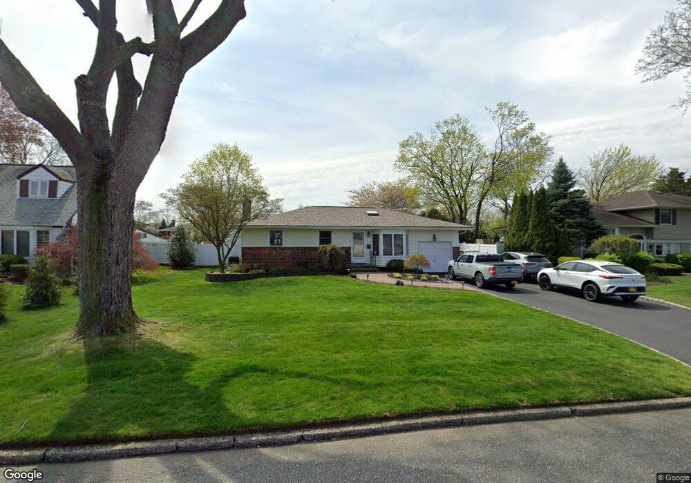 21 Terry Ln, ComMacK, NY 11725 - photo 1